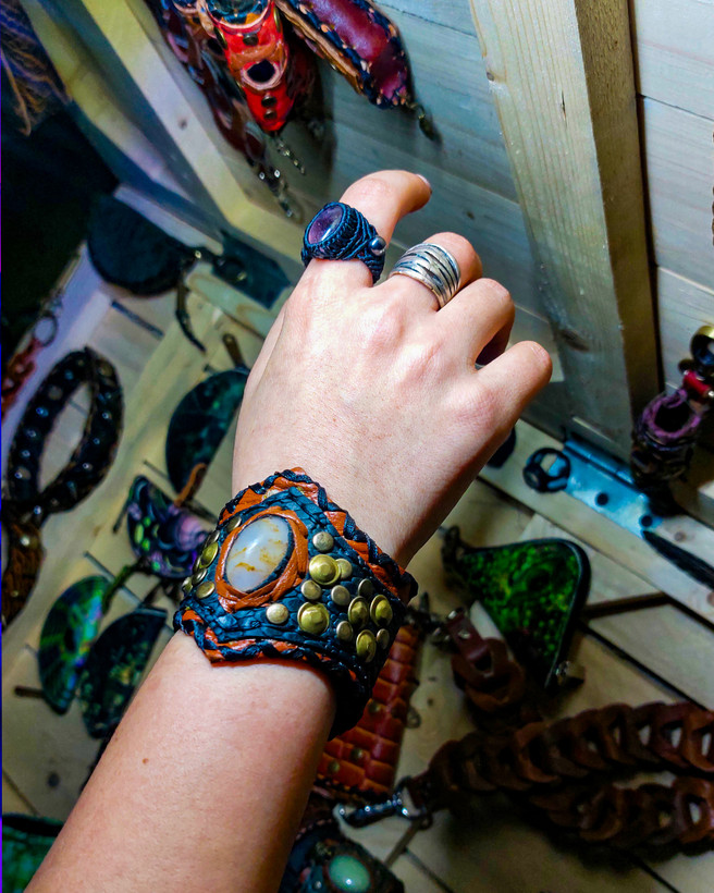 دستبند چرم طبیعی با سنگ عقیق